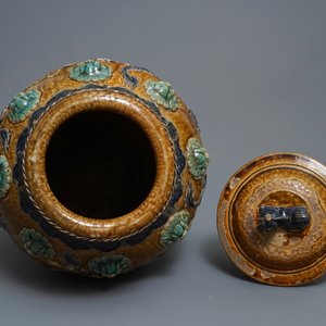 Een grote Chinese meerkleurige steengoed martavaan met deksel, Ming/Qing — foto 5