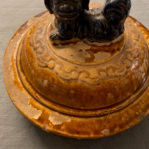 Een grote Chinese meerkleurige steengoed martavaan met deksel, Ming/Qing — foto 7