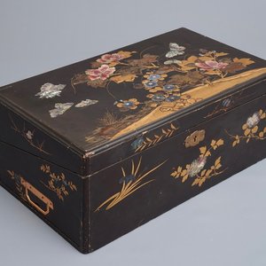 Een grote Chinese met parelmoer ingelegde lakwerk schrijfdoos, 19e eeuw — foto 1
