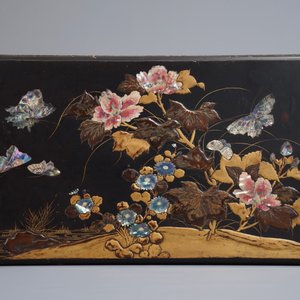 Een grote Chinese met parelmoer ingelegde lakwerk schrijfdoos, 19e eeuw — foto 2