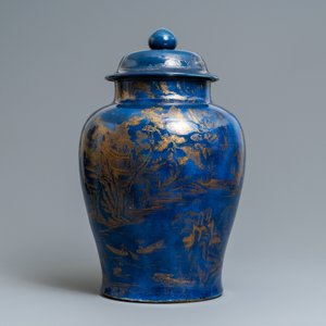 Een grote Chinese monochrome poederblauwe dekselvaas met verguld landschapsdecor, Kangxi — foto 3