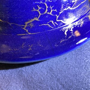 Een grote Chinese monochrome poederblauwe dekselvaas met verguld landschapsdecor, Kangxi — foto 10