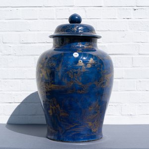Een grote Chinese monochrome poederblauwe dekselvaas met verguld landschapsdecor, Kangxi — foto 7