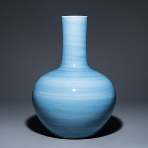 Een grote Chinese monochrome 'tianqiu ping' claire-de-lune vaas, 19e eeuw — foto 1