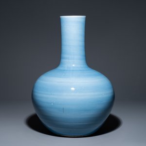 Een grote Chinese monochrome 'tianqiu ping' claire-de-lune vaas, 19e eeuw — foto 4