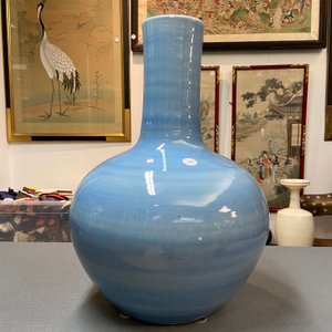 Een grote Chinese monochrome 'tianqiu ping' claire-de-lune vaas, 19e eeuw — foto 10