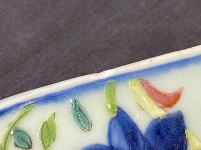 Een grote Chinese octagonale famille rose schotel met decor van tabaksbladeren, Qianlong — foto 11