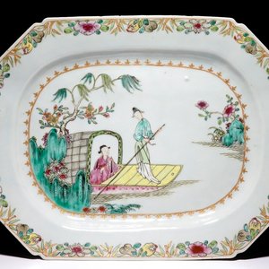 Een grote Chinese octagonale famille rose schotel met figuren op een boot, Yongzheng — foto 1