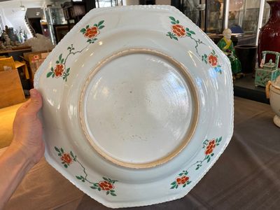 Een grote Chinese octagonale famille verte schotel, Kangxi — foto 7