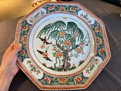 Een grote Chinese octagonale famille verte schotel, Kangxi — foto 1