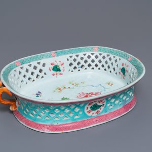 Een grote Chinese opengewerkte famille rose hengselmand, Qianlong — foto 2