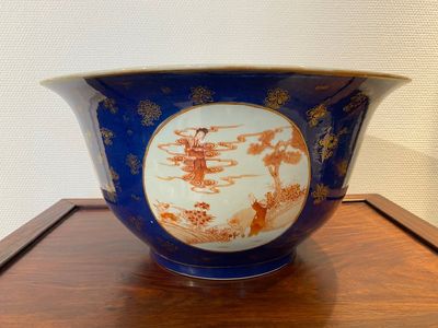 Een grote Chinese poederblauwe kom met ijzerrode medaillons met decor van de 'acht onsterfelijken', 19e eeuw — foto 2