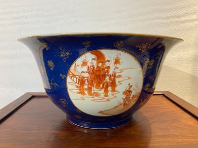 Een grote Chinese poederblauwe kom met ijzerrode medaillons met decor van de 'acht onsterfelijken', 19e eeuw — foto 4