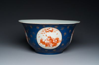 Een grote Chinese poederblauwe kom met ijzerrode medaillons met decor van de 'acht onsterfelijken', 19e eeuw