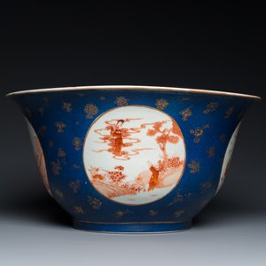 Een grote Chinese poederblauwe kom met ijzerrode medaillons met decor van de 'acht onsterfelijken', 19e eeuw — foto 3
