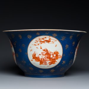 Een grote Chinese poederblauwe kom met ijzerrode medaillons met decor van de 'acht onsterfelijken', 19e eeuw — foto 4