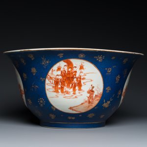 Een grote Chinese poederblauwe kom met ijzerrode medaillons met decor van de 'acht onsterfelijken', 19e eeuw — foto 5