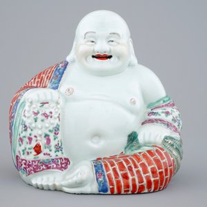 Een grote Chinese porseleinen Boeddha, famille rose, 19/20e eeuw — foto 2