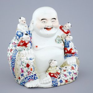 Een grote Chinese porseleinen Boeddha, famille rose, 19/20e eeuw — foto 1