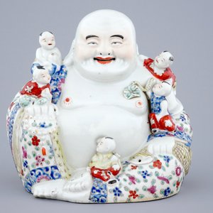 Een grote Chinese porseleinen Boeddha, famille rose, 19/20e eeuw — foto 2
