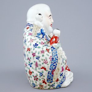 Een grote Chinese porseleinen Boeddha, famille rose, 19/20e eeuw — foto 3
