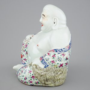 Een grote Chinese porseleinen Boeddha, famille rose, 19/20e eeuw — foto 2