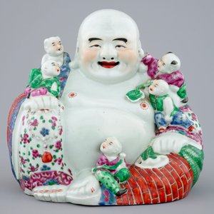 Een grote Chinese porseleinen Boeddha met lachende jongens, famille rose, 19/20e eeuw — foto 2