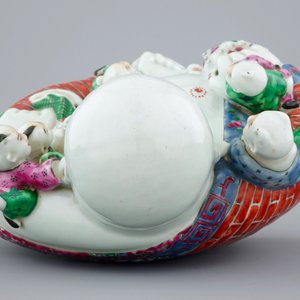 Een grote Chinese porseleinen Boeddha met lachende jongens, famille rose, 19/20e eeuw — foto 6