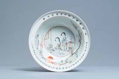 Een grote Chinese qianjiang cai kom met een artieste en haar studente, 19/20e eeuw