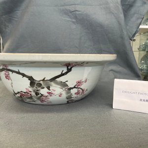 Een grote Chinese qianjiang cai kom met een artieste en haar studente, 19/20e eeuw — foto 11