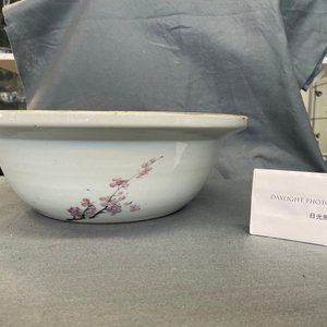 Een grote Chinese qianjiang cai kom met een artieste en haar studente, 19/20e eeuw — foto 12