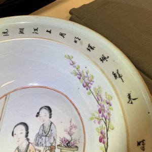 Een grote Chinese qianjiang cai kom met een artieste en haar studente, 19/20e eeuw — foto 15