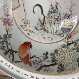 Een grote Chinese qianjiang cai kom met een artieste en haar studente, 19/20e eeuw — foto 9