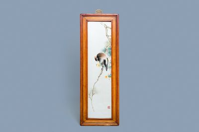 Een grote Chinese rechthoekige plaquette met een vogel op een bloesemtak, zegelmerk, Republiek