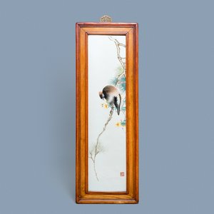 Een grote Chinese rechthoekige plaquette met een vogel op een bloesemtak, zegelmerk, Republiek — foto 1