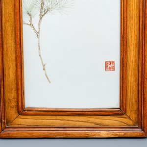 Een grote Chinese rechthoekige plaquette met een vogel op een bloesemtak, zegelmerk, Republiek — foto 3