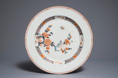 Een grote Chinese rose-Imari schotel met onderglazuur decor, Yongzheng/Qianlong