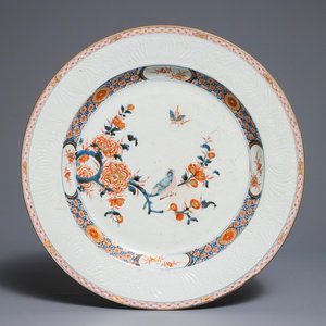 Een grote Chinese rose-Imari schotel met onderglazuur decor, Yongzheng/Qianlong — foto 1