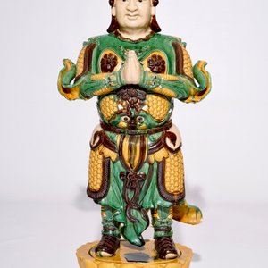 Een grote Chinese sancai-glazuur soldaat in Ming-stijl, 20e eeuw — foto 2