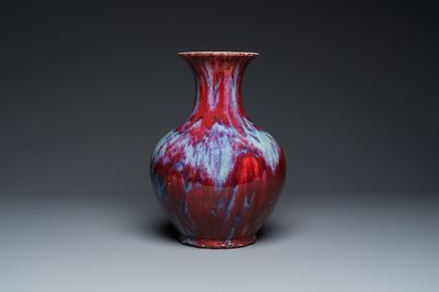 Een grote Chinese vaas met flambé-glazuur, 18/19e eeuw