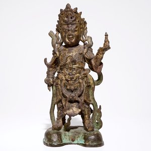 Een grote Chinese verguld bronzen figuur met sporen van polychromie, Ming — foto 2