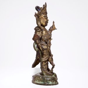 Een grote Chinese verguld bronzen figuur met sporen van polychromie, Ming — foto 3