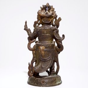 Een grote Chinese verguld bronzen figuur met sporen van polychromie, Ming — foto 4