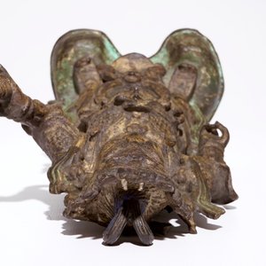 Een grote Chinese verguld bronzen figuur met sporen van polychromie, Ming — foto 6