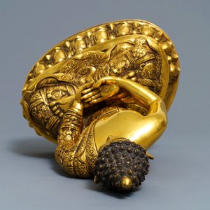 Een grote Chinese verguld bronzen figuur van Boeddha Amitayus, 19/20e eeuw — foto 6
