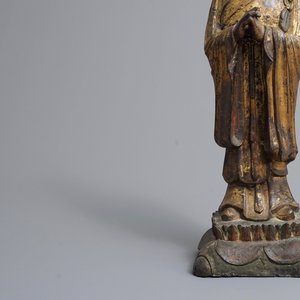 Een grote Chinese verguld bronzen figuur van Mahakasyapa, Ming — foto 2