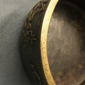 Een grote Chinese verguld bronzen wierookbrander in de stijl van Hu Wenming, Xuande merk, 19e eeuw — foto 15