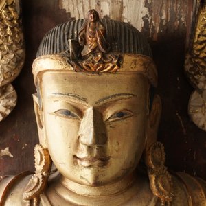Een grote Chinese verguld houten figuur van Boeddha, 19e eeuw — foto 15