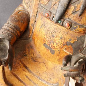 Een grote Chinese vergulde en ingelegd bronzen figuur van Zhenwu op verguld houten basis, Ming — foto 11
