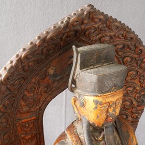 Een grote Chinese vergulde en ingelegd bronzen figuur van Zhenwu op verguld houten basis, Ming — foto 13